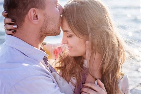Poljubljanje, če je dobra kemija Erotična masaža Buedu